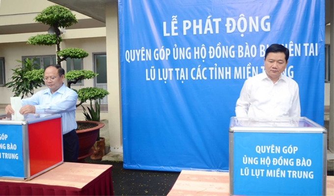 Đồng chí Đinh La Thăng, Ủy viên Bộ Chính trị, Bí thư Thành ủy và đồng chí Tất Thành Cang, Ủy viên Trung ương Đảng, Phó Bí thư Thường trực Thành ủy, mở đầu buổi lễ ủng hộ.